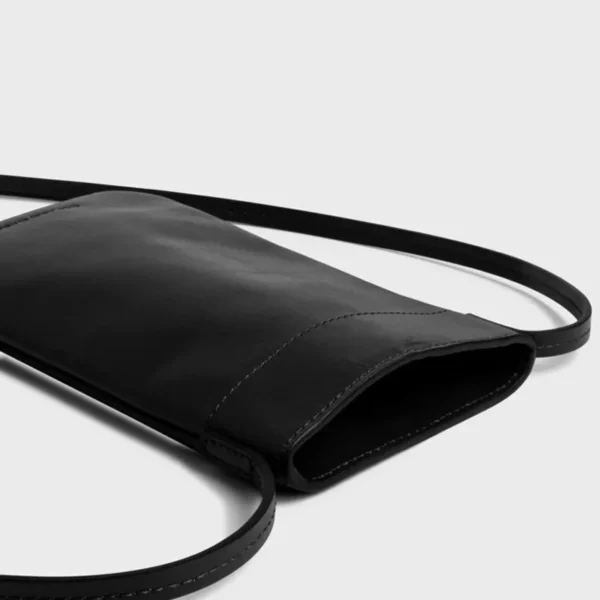 gerard-darel-ladyphone-pochette-smartphone-cuir-noir (1)