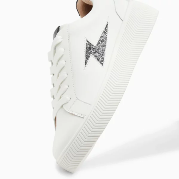 - Baskets en similicuir blanc - Découpe en forme d'éclair en similicuir noir à paillettes argent et anthracite - Patch arrière en similicuir noir texturé - Fermeture à lacets blancs - Bout rond - Semelle épaisse blanche striée Hauteur du talon : 4 cm Hauteur de la plateforme : 2,5 cm Hauteur de la tige : 6 cm Ce modèle taille petit, prenez la taille du dessus.