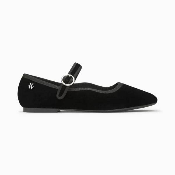 REF : BA2746NR - Ballerines style babies en velours noir - Bride réglable à boucle argentée - Liserés en forme de vague en tissu noir - Bout rond - Talon plat Hauteur du talon : 1 cm Hauteur de la plateforme : 3 cm Hauteur de la tige : 6 cm Ce modèle taille normalement, prenez votre pointure habituelle. Pour les demi-pointures, préférez la taille du dessous.