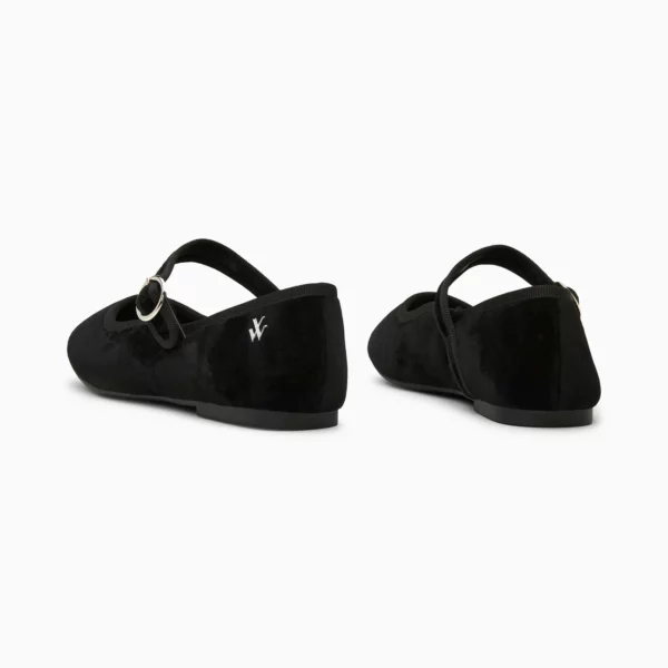 REF : BA2746NR - Ballerines style babies en velours noir - Bride réglable à boucle argentée - Liserés en forme de vague en tissu noir - Bout rond - Talon plat Hauteur du talon : 1 cm Hauteur de la plateforme : 3 cm Hauteur de la tige : 6 cm Ce modèle taille normalement, prenez votre pointure habituelle. Pour les demi-pointures, préférez la taille du dessous.