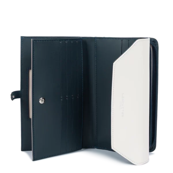 Porte monnaie, porte billets, 16 emplacements carte, emplacement carte d'identité, poche intérieure simple Ligne : Smooth Dimensions & poids Dimensions (L x H x P) : 19 x 12 x 3,5 cm Poids : 0.42 kg Spécificités Forme : Compagnon dos à dos Type de fermeture : À rabat avec pression, zippée tout autour Poches : 24 emplacements pour carte, poche intérieure simple, porte-billets, porte-chéquier, porte-monnaie