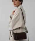 Petit sac bandoulière rectangle suède Lancaster marron