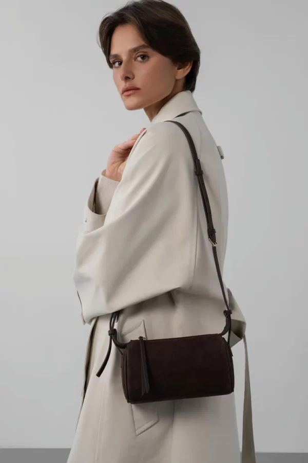 Petit sac bandoulière rectangle suède Lancaster marron